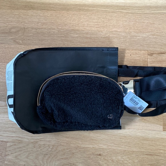 Everywhere belt bag black fleece - Picture 2 of 5